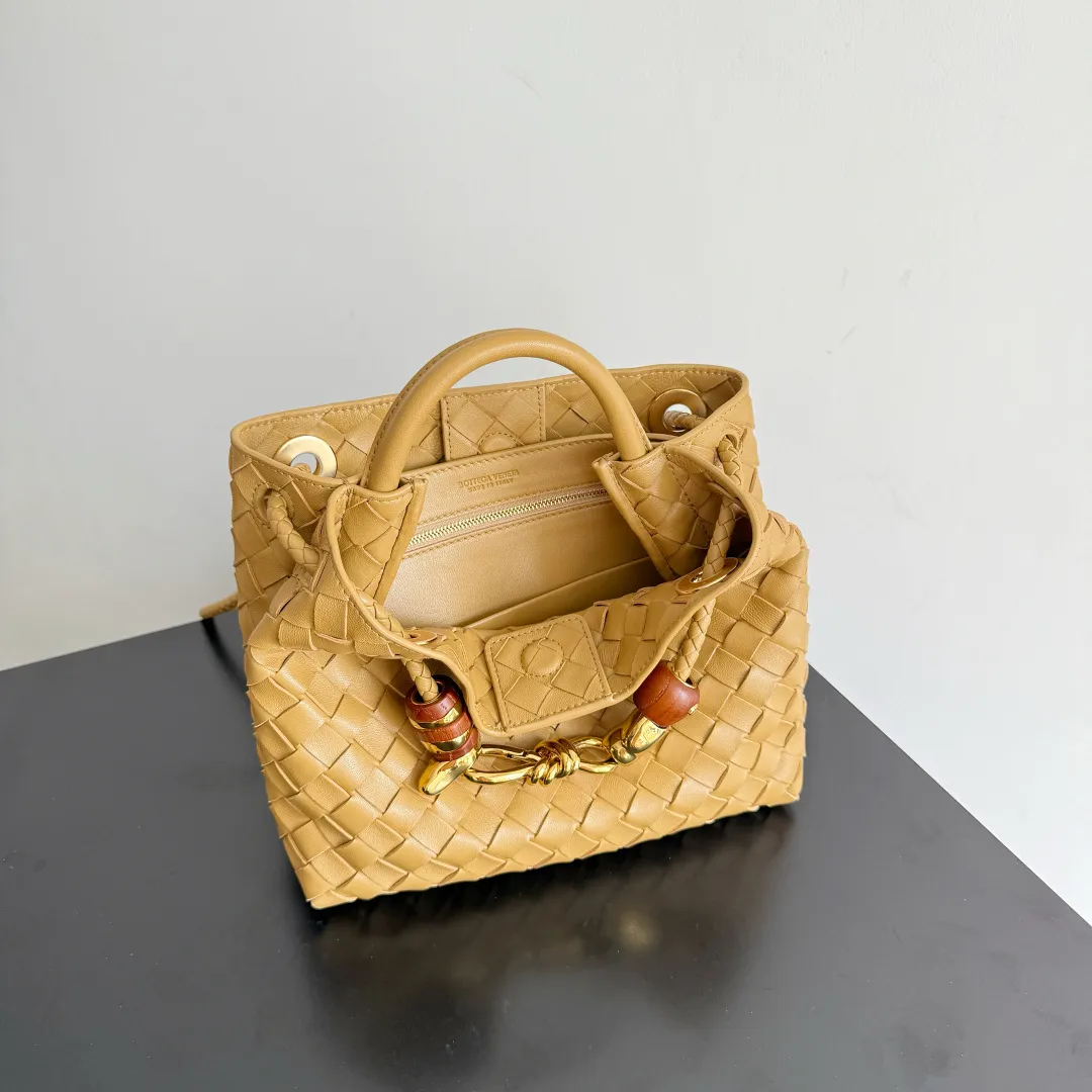 The new Andiamo batch of 3060 BV is shipped‼ ️The classic intercciato weaving process is used to create a soft bag, the metal knot is made of micro-cast aluminum using jewelry technology🪢, and the decorative beads are made of metal and hand-polished oak, allowing you to jump repeatedly between elegance and fun💃, making it unpredictable. Classic and versatile, it shows off your temperament, and the bag has a large capacity, making it very convenient for daily commuting! It has a variety of carrying methods, the shoulder straps can be adjusted by yourself, the original lambskin feels soft and delicate, and the unisex style breaks gender boundaries and brings a more practical and long-lasting use experience. The Andiamo, which has both elegant and casual styles, perfectly interprets the "fashionable old money style". Style number: 743568+wood hardware Color: nut color Size: 25*22*10.5cm